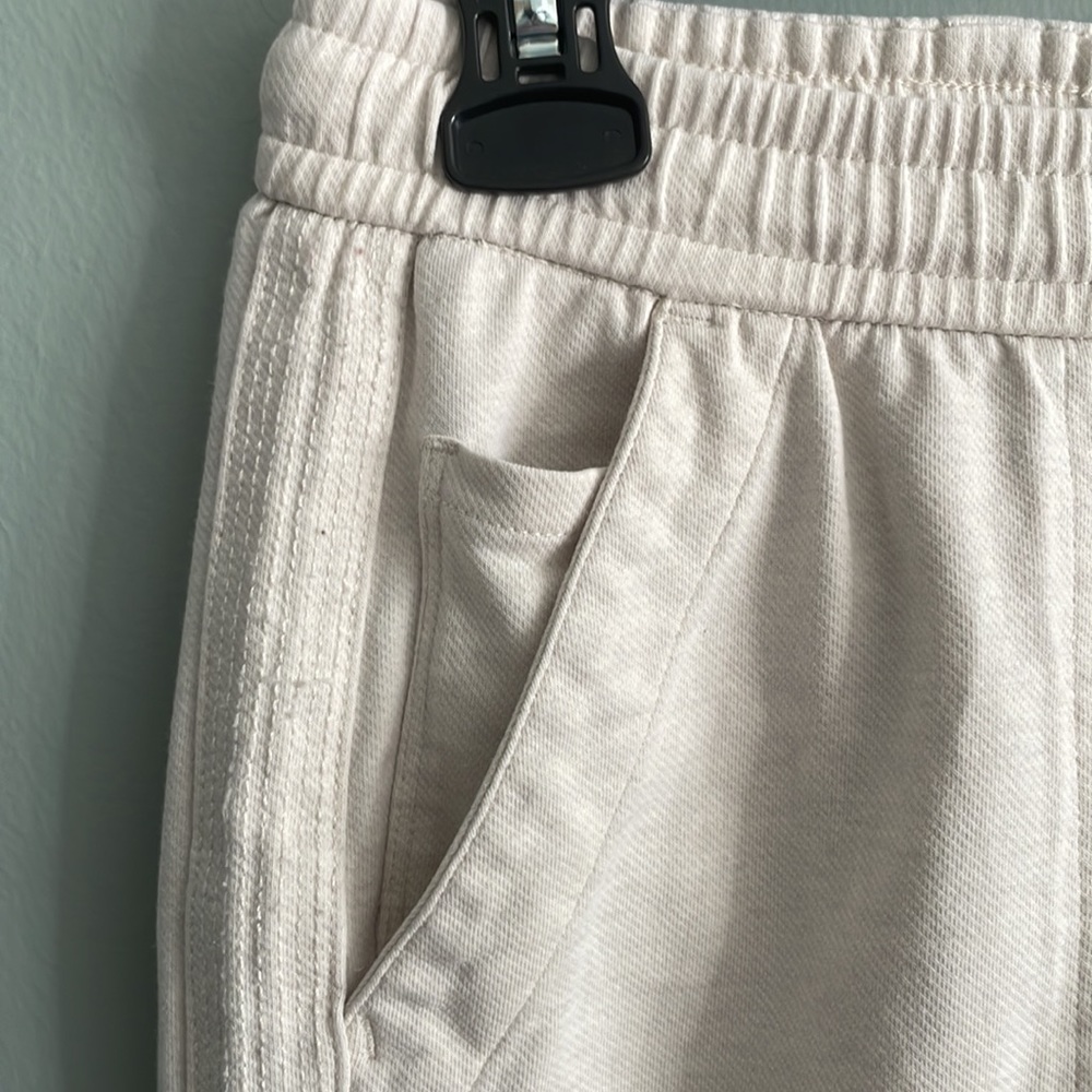 Athleta Farallon wide crop. Size 0. Heathered oatmeal is color. Pockets galore! - Picture 5 of 5